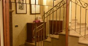 Armadio a specchio per ingresso in legno su misura